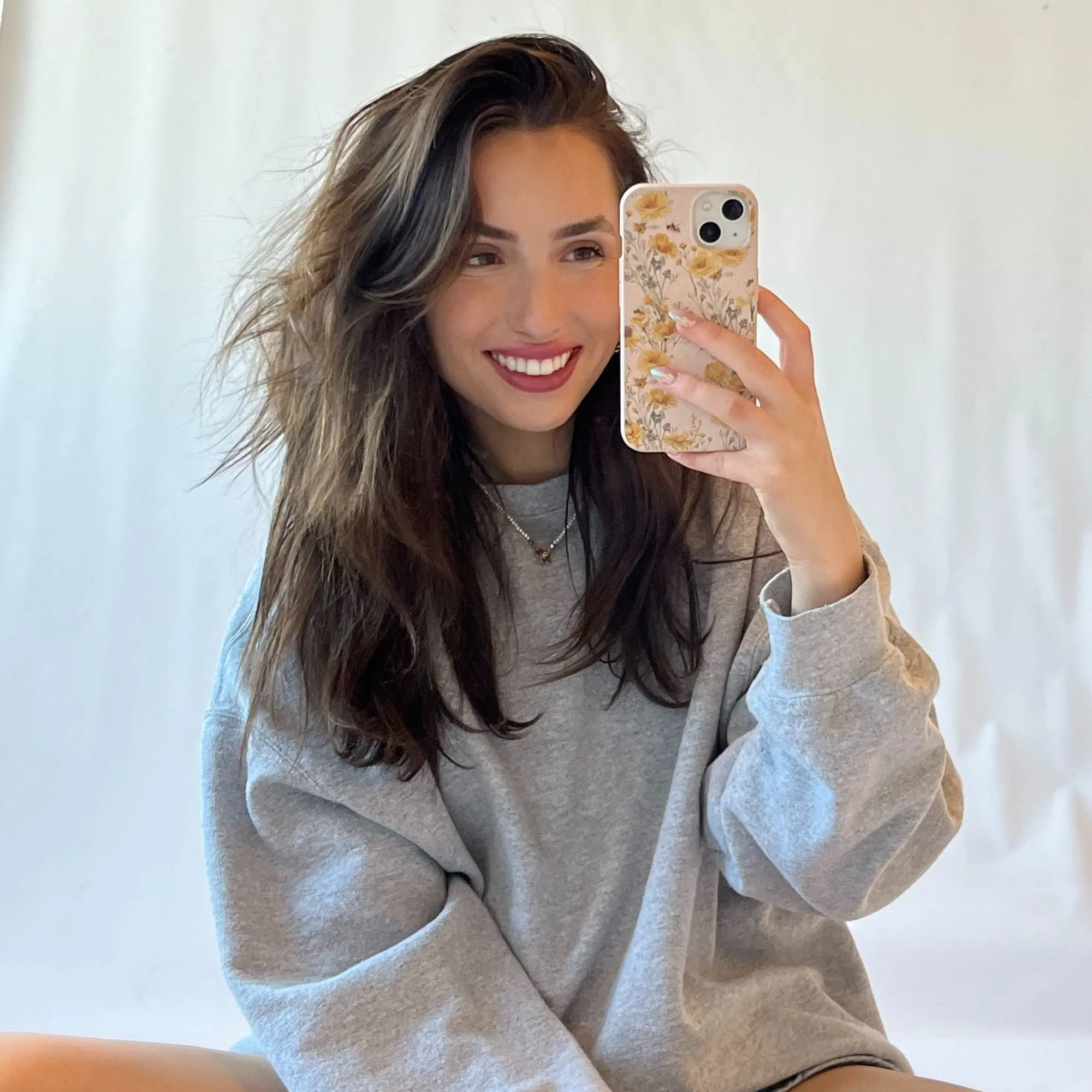 Fashionable Texture Soft Frame Seashell Vintage Bee iPhone 17 Case