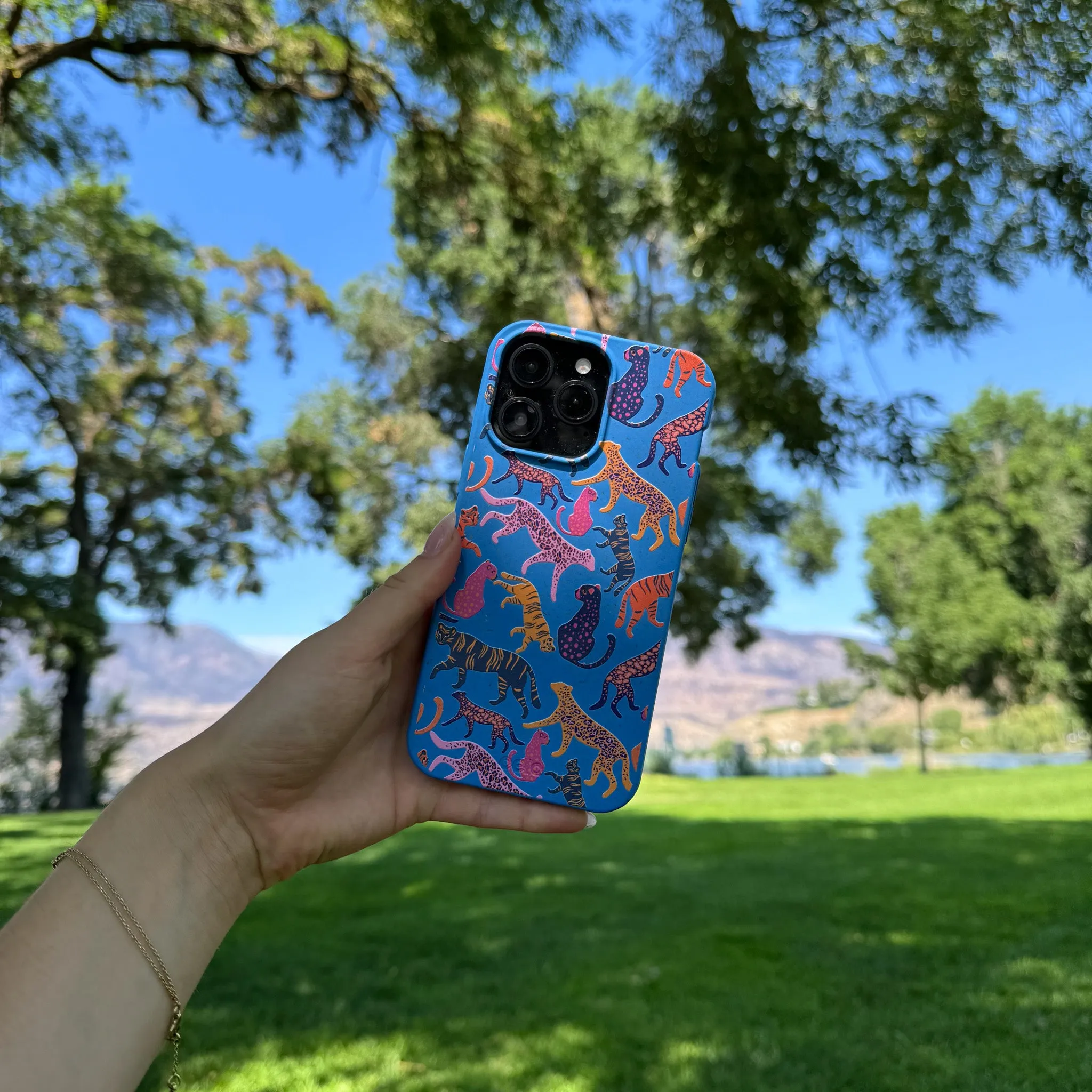 Shock Frame Electric Blue Jungle Cat iPhone 17 Case