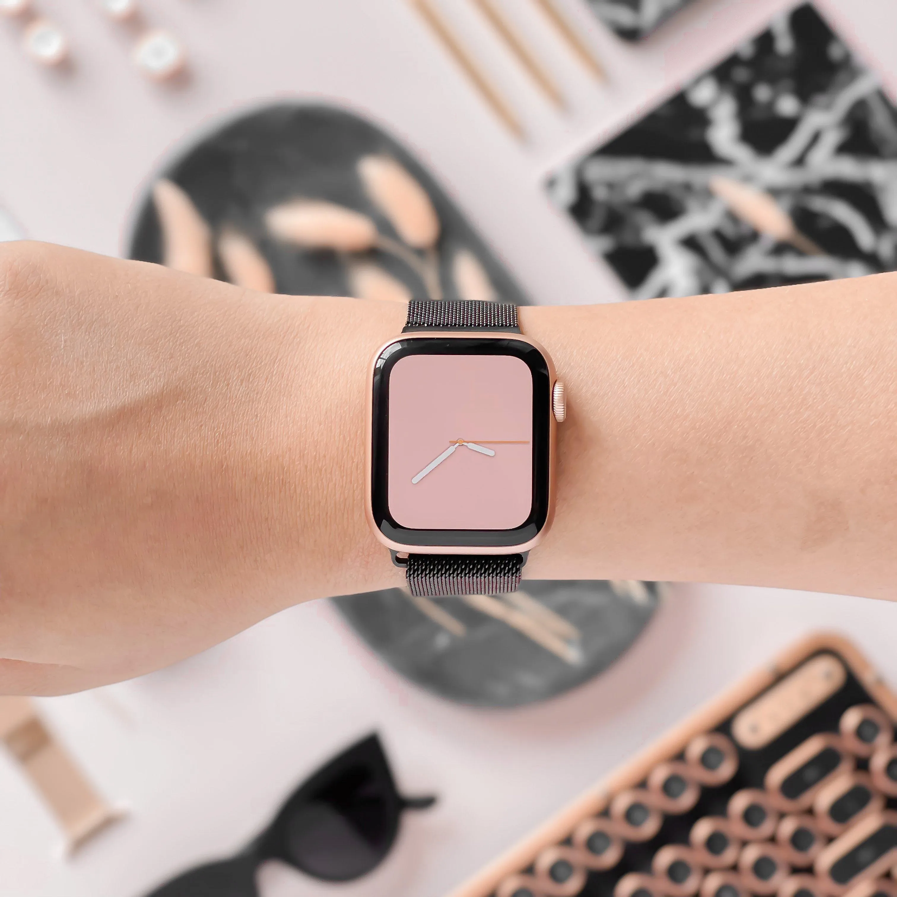 Comfort Fit Design Magnetic Chain Apple Watch Strap - Black