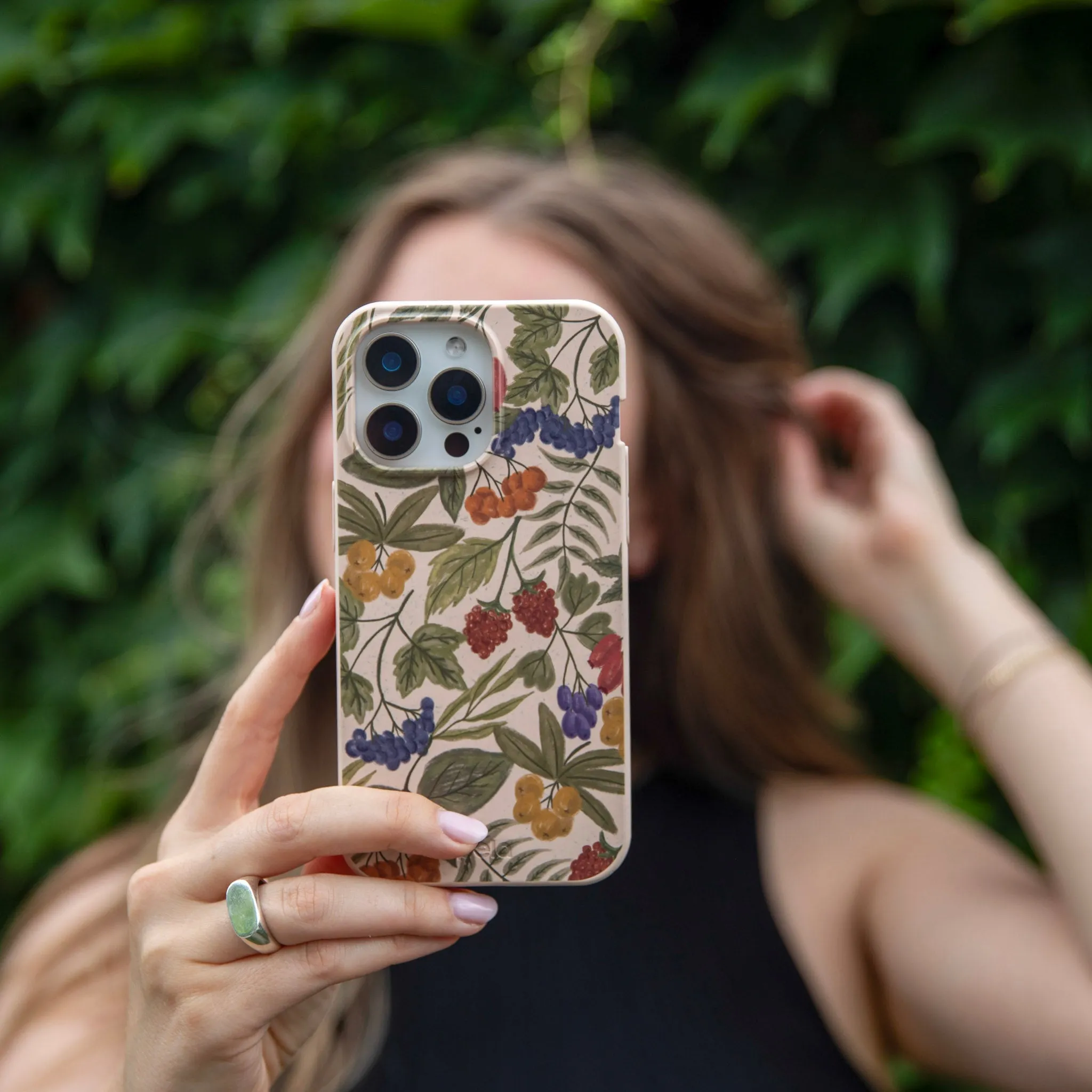 Protective Structure Seashell Fall Berries iPhone 17 Case