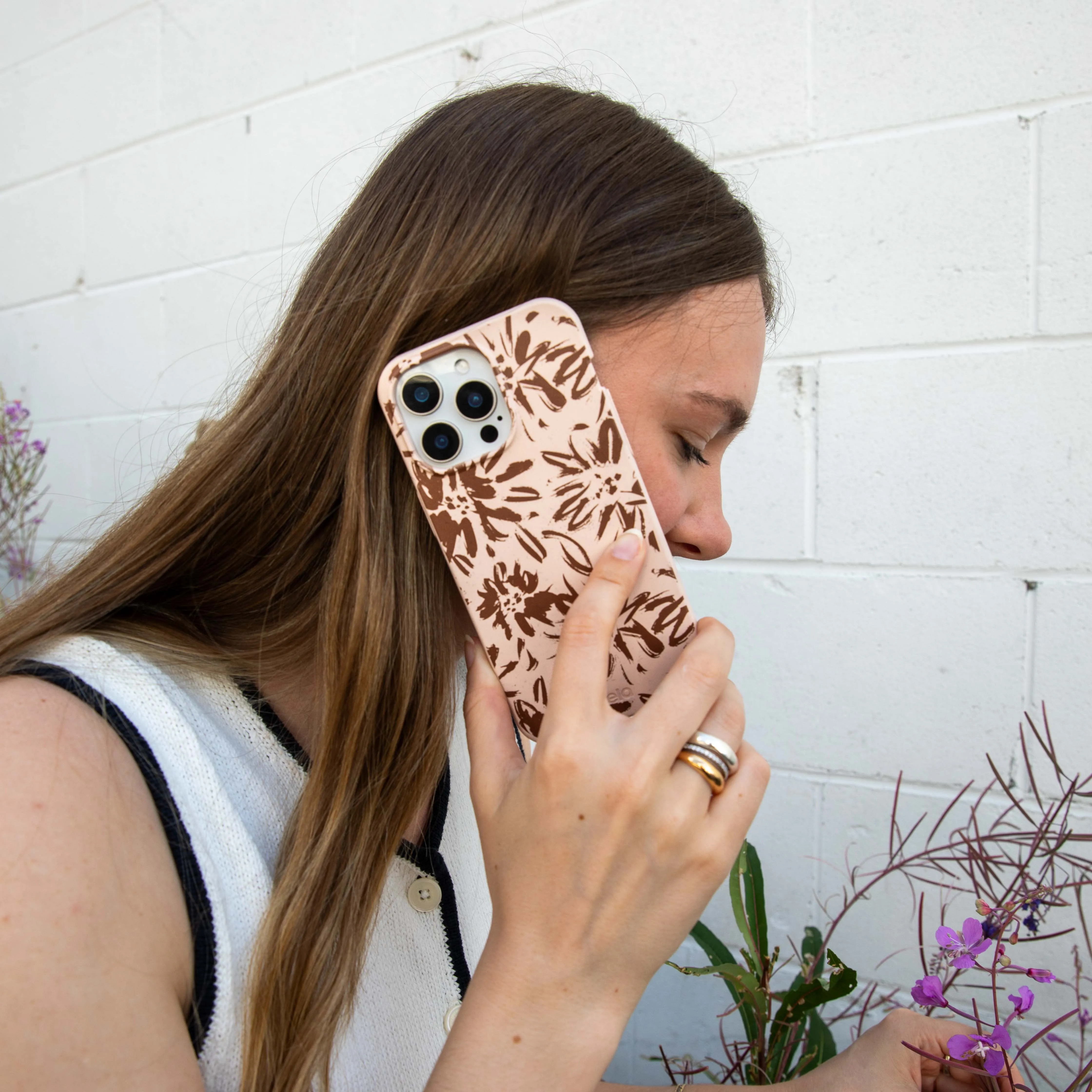 Color Layer Seashell Petal Burst iPhone 17 Case