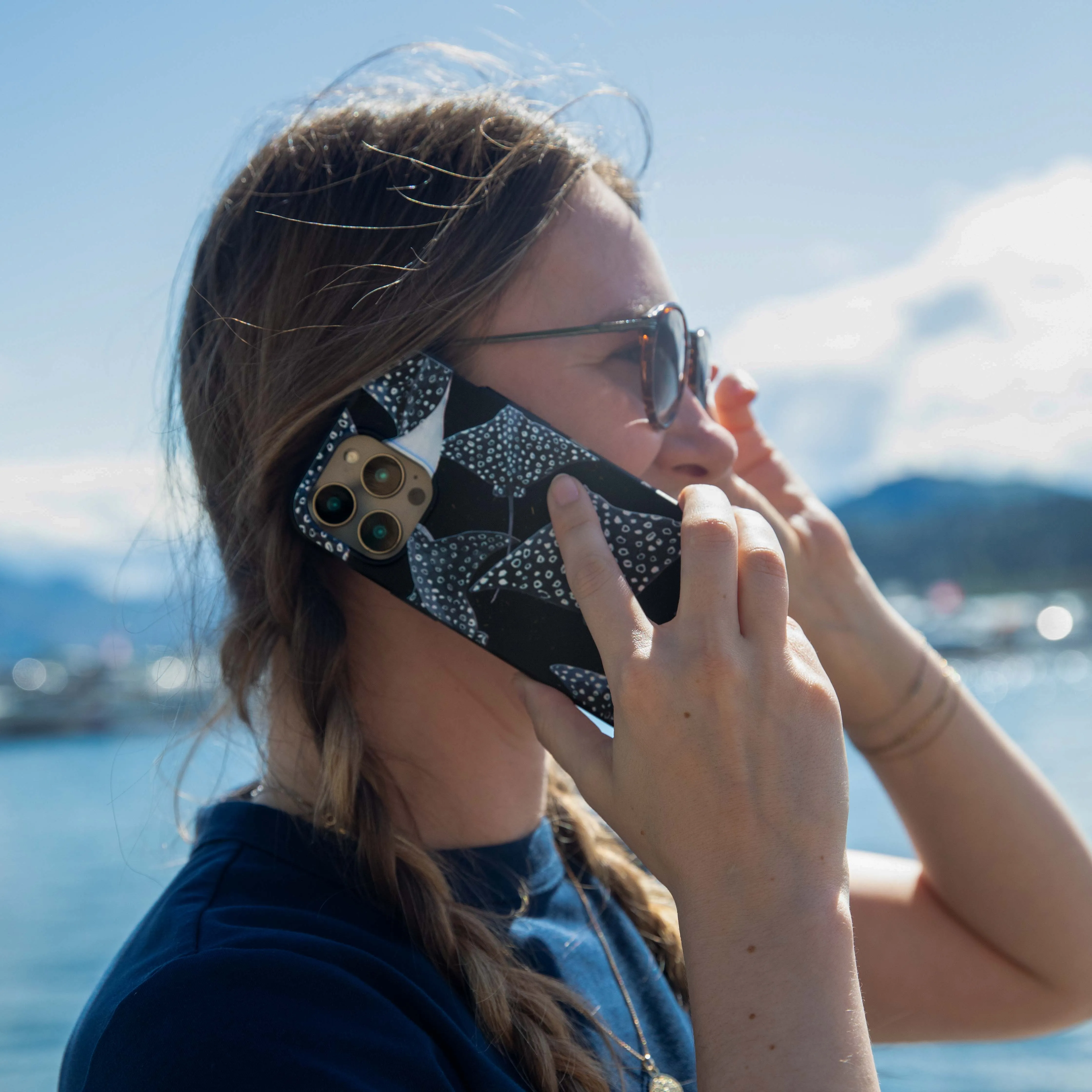 Black Midnight Rays iPhone 17 Case Luxury Detail Texture